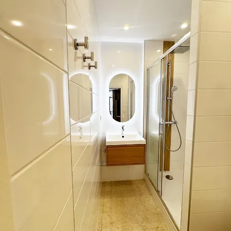 Appartement & Palais - 2 Min Away, Balcony